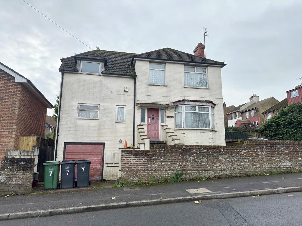 Lot: 123 - FIVE-BEDROOM DETACHED HOUSE WITH GARAGE AND GARDEN FOR IMPROVEMENT - Outside of Property